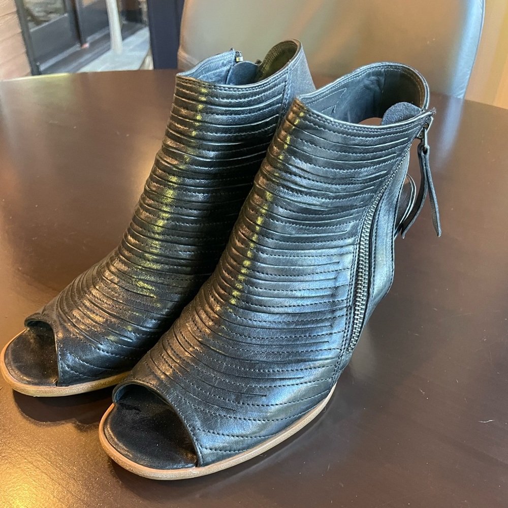 Paul Green Cayenne Black Peep-toe Stacked Heel Bootie Size 6.5 (9) EUC